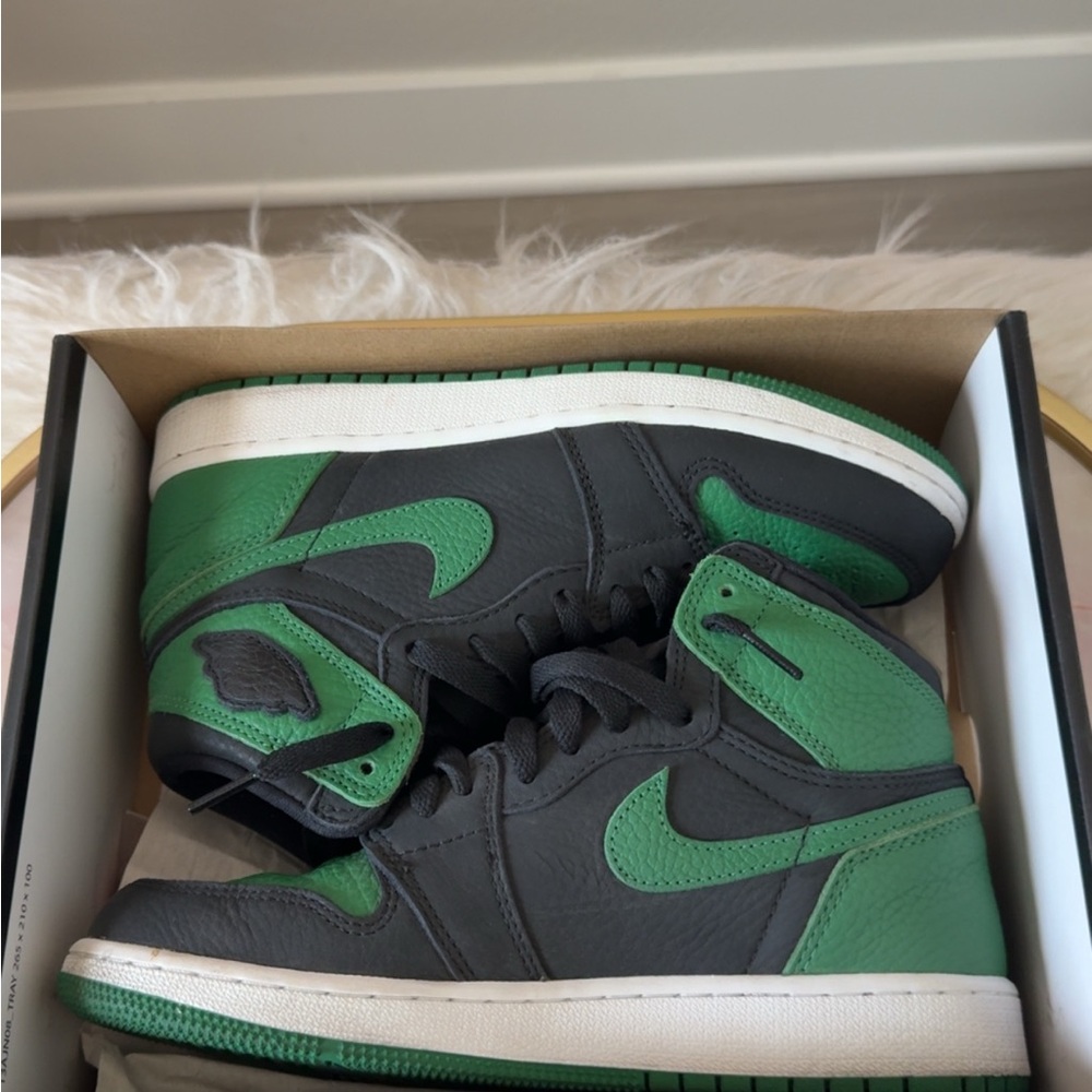 Nike Air Jordan 1 High Green and Black Sneakers - Picture 5 of 8